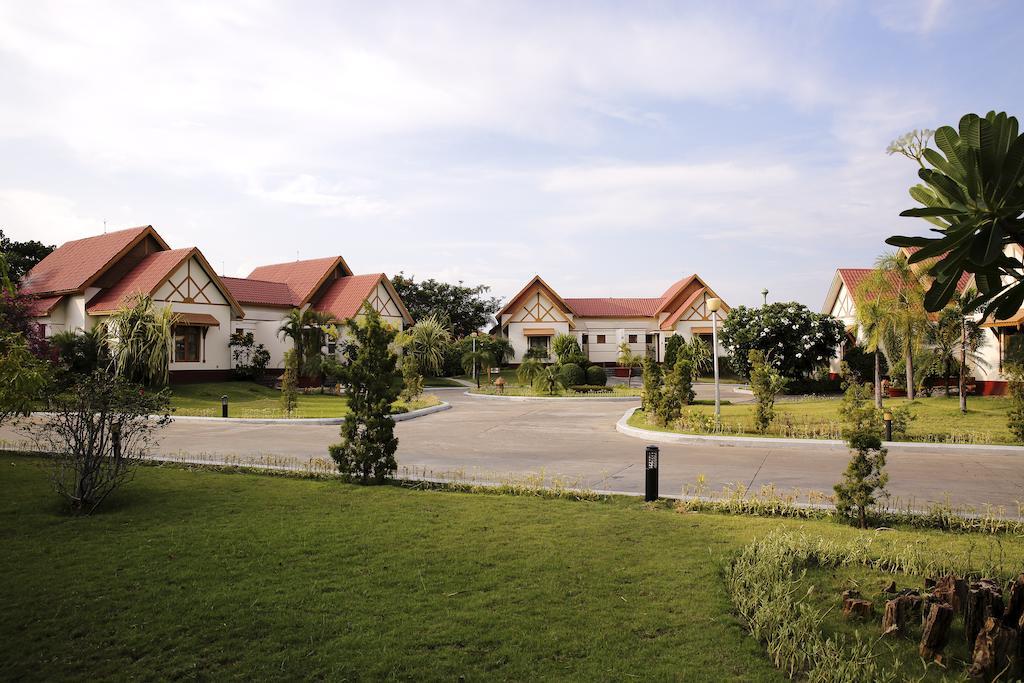 Myat Taw Win Hotel Naypyidaw Room photo