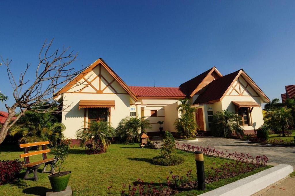 Myat Taw Win Hotel Naypyidaw Exterior photo