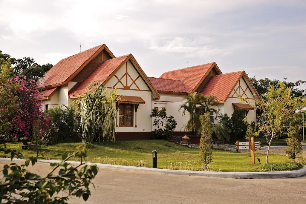 Myat Taw Win Hotel Naypyidaw Room photo
